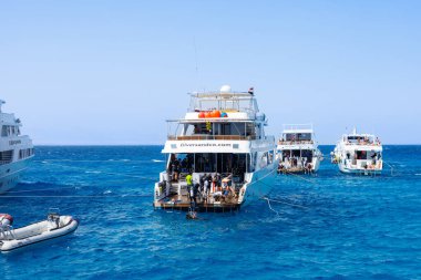 Hurghada 'da açık mavi denize demirlemiş tekneler, Mısır Ağustos 2025.