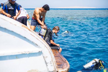 Sualtı macerasına hazırlanan dalgıçlar Hürghada, Mısır 'da Ağustos 2025.