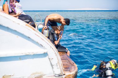 İnsanlar Hürghada 'da Kızıldeniz' de tüplü dalış yapmaya hazırlanıyor, Mısır Ağustos 2025.