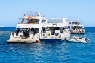 Hurghada 'da, Mısır Ağustos 2025' te açık mavi denize demirlemiş dalış botları..