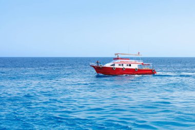 Hürghada 'da, Mısır' da, 2025 Ağustos 'unda, açık denizde yelken açan kırmızı tekne..