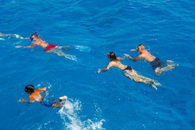 Hürghada, Mısır 'da Kızıldeniz' de yüzen bir grup insan, Ağustos 2025.