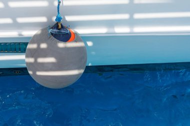 Mavi suyun üzerinde sallanan çamurluk..