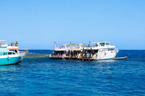 Hurghada 'da açık mavi denize demirlemiş tekneler, Mısır Ağustos 2025.