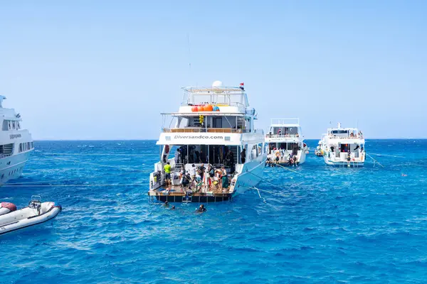 Hurghada 'da açık mavi denize demirlemiş tekneler, Mısır Ağustos 2025.