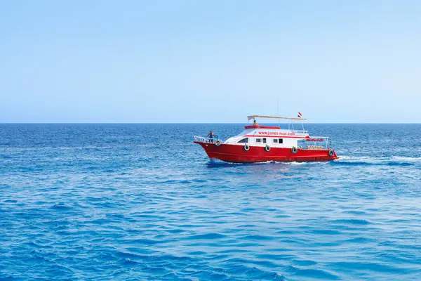 Hürghada 'da, Mısır' da, 2025 Ağustos 'unda, açık denizde yelken açan kırmızı tekne..