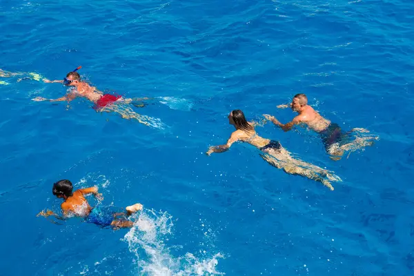 Hürghada, Mısır 'da Kızıldeniz' de yüzen bir grup insan, Ağustos 2025.