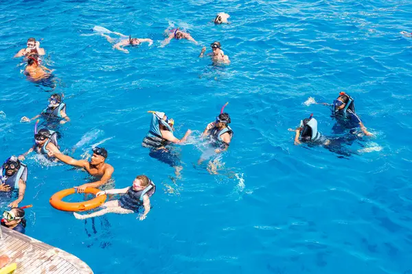 Hürghada, Mısır 'da açık mavi okyanusta şnorkelle yüzen grup, Ağustos 2025.