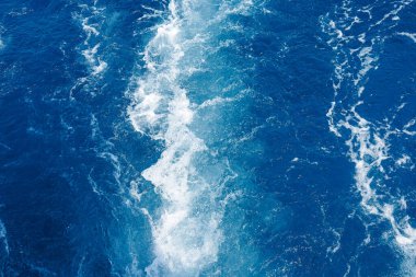 Kızıl Deniz dalgaları ve teknenin kalkış şekli.