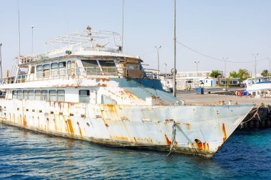 Paslı terk edilmiş gemi limana yanaştı..