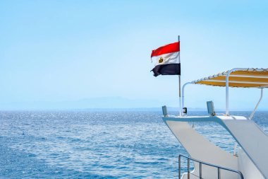 Kızıl Deniz 'de Mısır bayraklı yat.