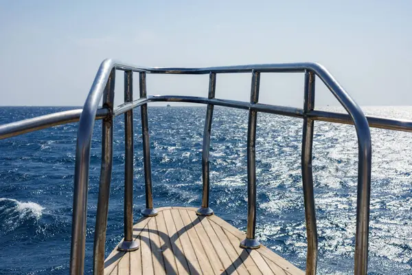 Kızıl Deniz manzaralı ve parmaklıklı tekne güvertesi..