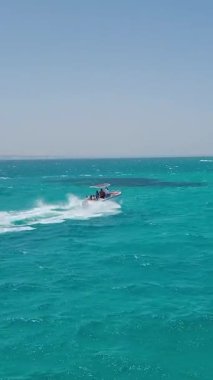 Sürat teknesi ve yat turkuaz okyanus suyunda..