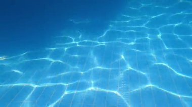 Akustik yansımaları olan bir havuzda berrak mavi su