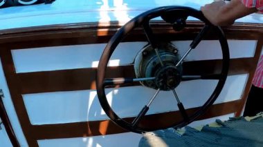 Büyük tekerleği olan ahşap bir tekne.