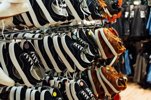 Fermer Vue Sur Mode Sneakers Masculines Décontractées Sur Faim Magasin — Photo