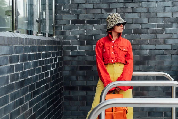 패션계의 배경에 선글라스와 양동이 모자를 도시의 길거리 선택적 집중입니다 — 스톡 사진