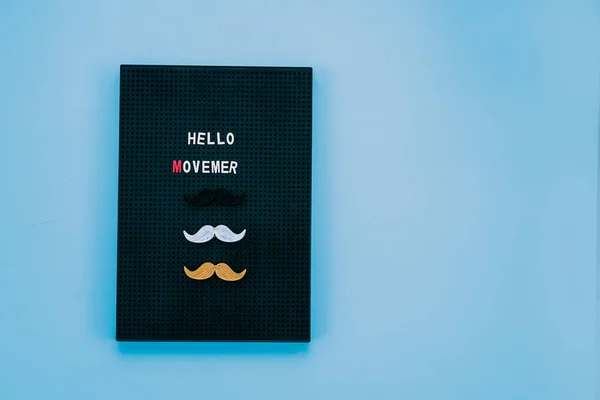 Bigotes Masculinos Diferentes Colores Mensaje Hello Movember Tablero Cartas Fondo —  Fotos de Stock