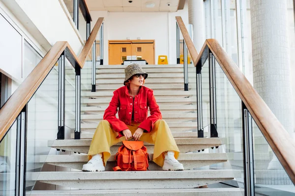 선글라스를 양동이 모자를 장소의 계단에 도시의 길거리 블로거 선택적 집중입니다 — 스톡 사진