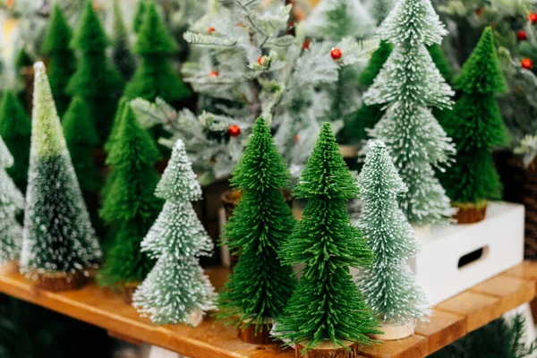 Varios Pequeños Árboles Navidad Artificiales Decorativos Tienda Mercado Navidad Preparándose — Foto de Stock