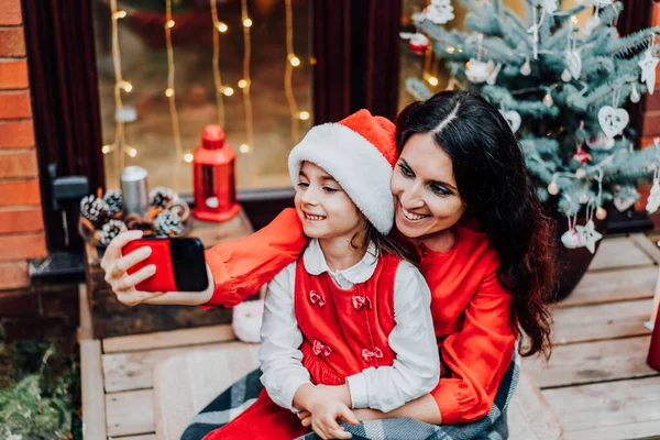 Leende Mor Med Dotter Santa Hatt Gör Selfie Telefon Medan — Stockfoto