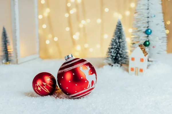 Composición Festiva Con Decoración Bolas Vidrio Rojo Con Árboles Navidad — Foto de Stock