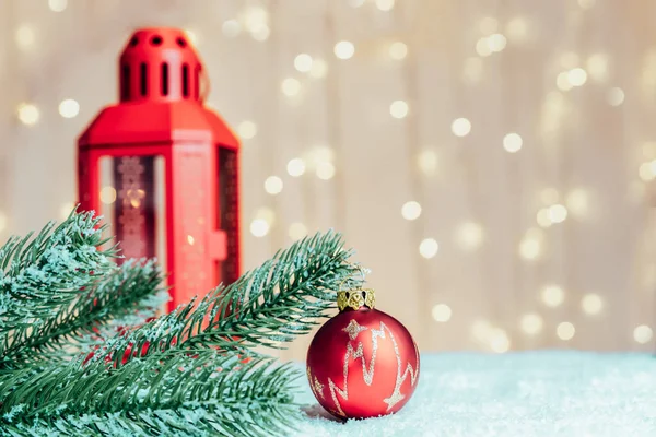 节庆作文 用冷杉树枝和红色玻璃球 节庆红色灯笼 雪中点着蜡烛 背景温暖 灯火通明 圣诞快乐 新年快乐 有选择的重点 — 图库照片