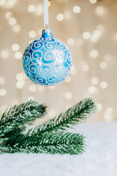 节庆构图与杉树枝条 蓝色装饰的球装饰在雪地上的温暖灯光下防波堤背景 圣诞快乐 新年快乐 垂直明信片 有选择的重点 — 图库照片