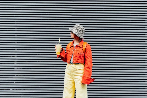 여자가 줄무늬 근처를 타피오카 마시고 소녀의 초상화 길거리 — 스톡 사진