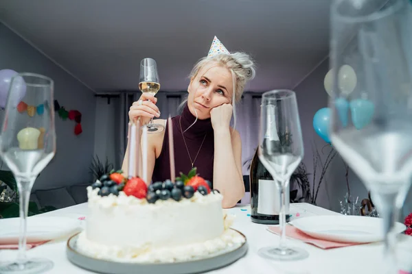Скучная Грустная Привлекательная Женщина Пьет Шампанское Празднуя День Рождения Дома — стоковое фото