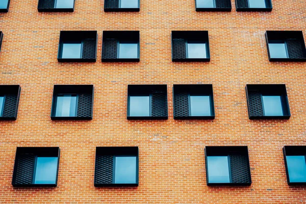 Many Same Quadratic Windows Modern Brown Brick Building Daylight Architecture — Zdjęcie stockowe