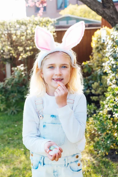Mała Dziewczynka Nosi Królicze Uszy Trzymając Otwarty Pojemnik Słodyczami Czekolady — Zdjęcie stockowe