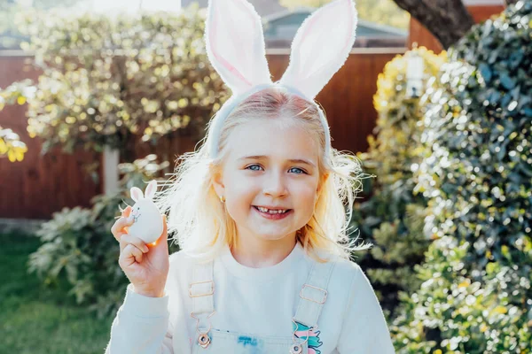 Portret Szczęśliwej Dziewczynki Noszącej Królicze Uszy Trzymającej Jajko Wielkanocne Świątecznym — Zdjęcie stockowe
