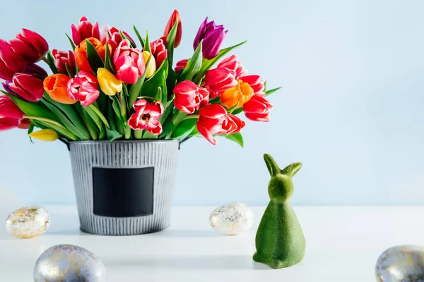 Osterkomposition Grüner Osterhase Hasenstatuette Ostereier Und Frühling Bunten Strauß Tulpen — Stockfoto