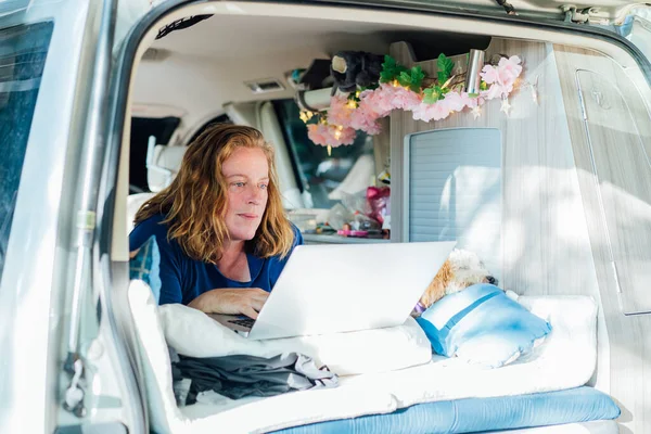 Eine Lächelnde Frau Mittleren Alters Arbeitet Laptop Während Sie Wohnmobil — Stockfoto