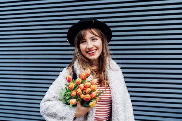 Портрет Щасливої Молодої Усміхненої Жінки Яка Тримає Купу Свіжих Тюльпанових — стокове фото
