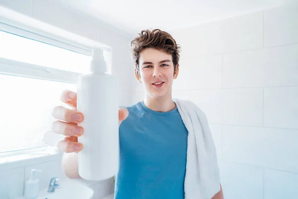 Χαμογελώντας Καυκάσιος Έφηβος Αγόρι Πρόβλημα Ακμής Κρατώντας Ένα Λευκό Πλαστικό — Φωτογραφία Αρχείου