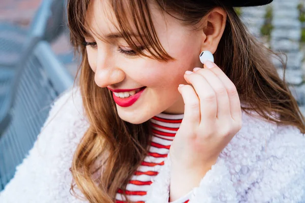 Primer Plano Una Mujer Sonriente Joven Con Estilo Usando Auriculares — Foto de Stock
