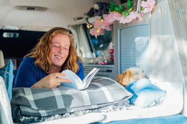 Frau Mittleren Alters Entspannt Sich Beim Lesen Von Büchern Während — Stockfoto