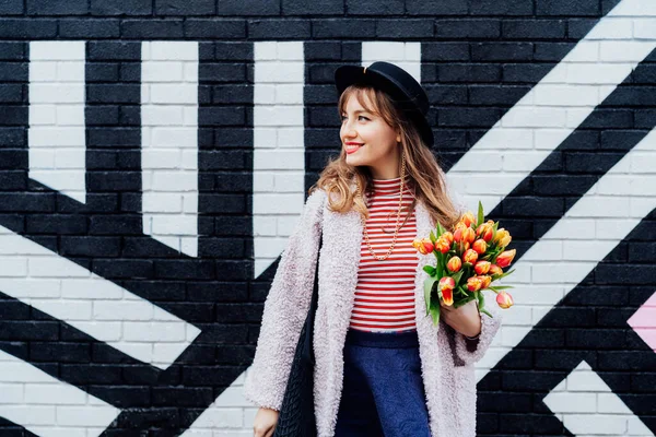 행복의 페인트를 배경에 꽃다발을 여성이 있었다 도시의 길거리 긍정적 분위기 — 스톡 사진