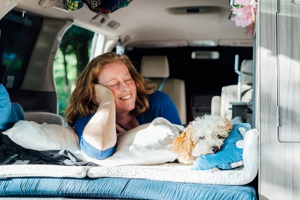 Céntrate Relajar Cachorro Cachorro Cachorro Acostado Con Una Mujer Mediana — Foto de Stock