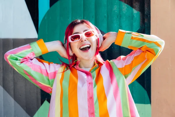 Емоційна Стильна Молода Жінка Рожевим Волоссям Сонцезахисними Окулярами Багатобарвній Смугастій — стокове фото