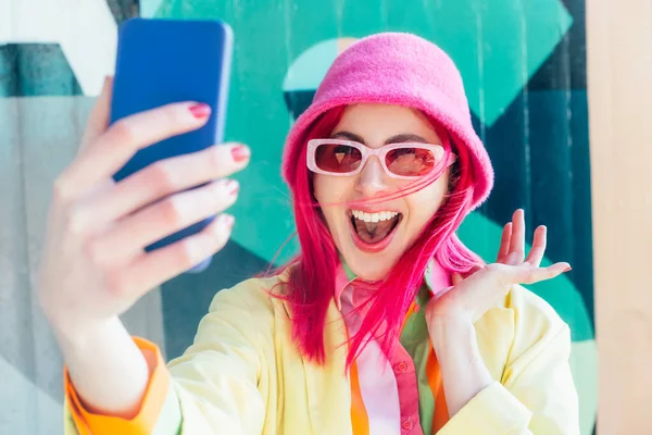 Excited Pink Hair Woman Screaming While Taking Selfie Photo Outdoors — Stock Photo, Image