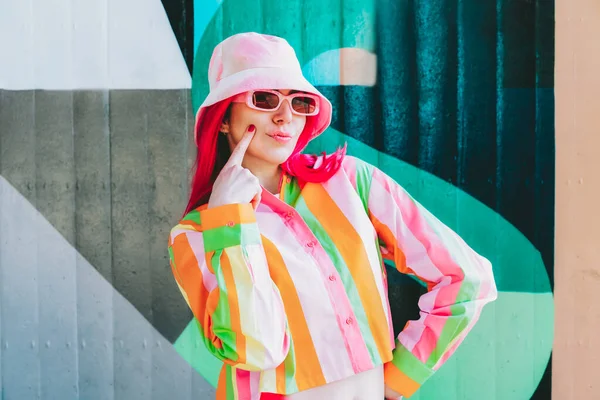 스타일 바닐라걸 Kawaii Vibes 디자인 화려하다 분홍색 머리에 선글라스를 다세포 — 스톡 사진