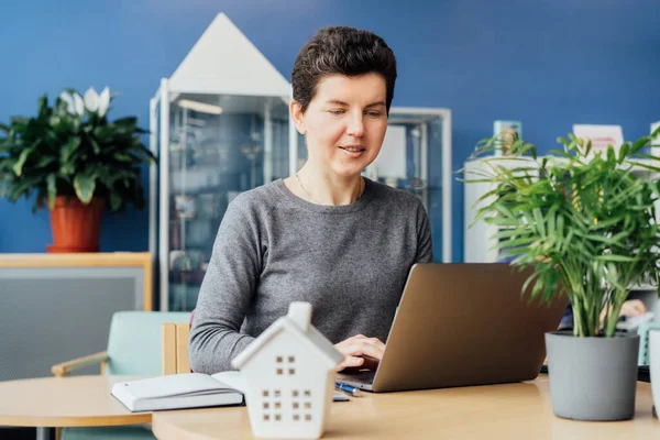 Middle Aged Neutral Gender Businesswoman Real Estate Agent Broker Writing — Stock Photo, Image
