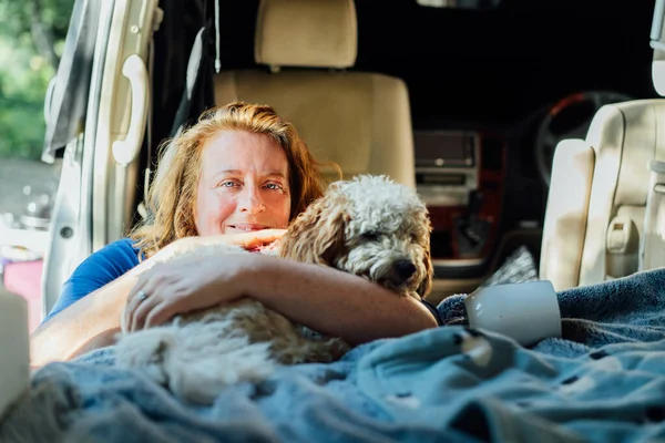 Retrato Una Mujer Mediana Edad Abrazando Cachorro Cachorro Cachorro Mientras — Foto de Stock