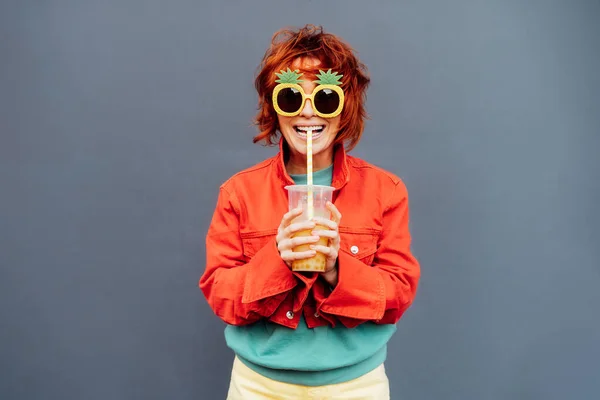 Hipster Moda Jovem Mulher Roupas Brilhantes Copos Abacaxi Beber Açúcar — Fotografia de Stock