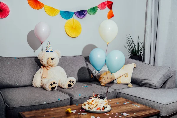 Niechlujny Stół Salonie Imprezie Złamany Tort Urodzinowy Konfetti Balony Dekoracja — Zdjęcie stockowe