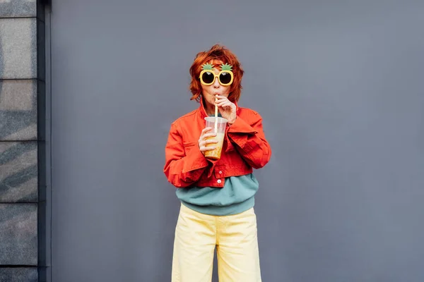 Hipster Moda Jovem Mulher Roupas Brilhantes Copos Abacaxi Beber Açúcar — Fotografia de Stock