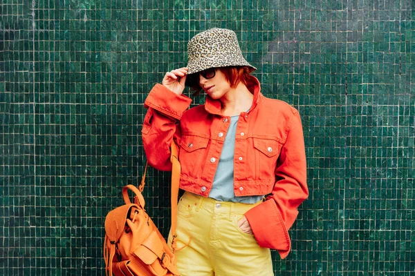 선글라스를 양동이 모자를 배경에 도시의 길거리 블로거 선택적 집중입니다 — 스톡 사진